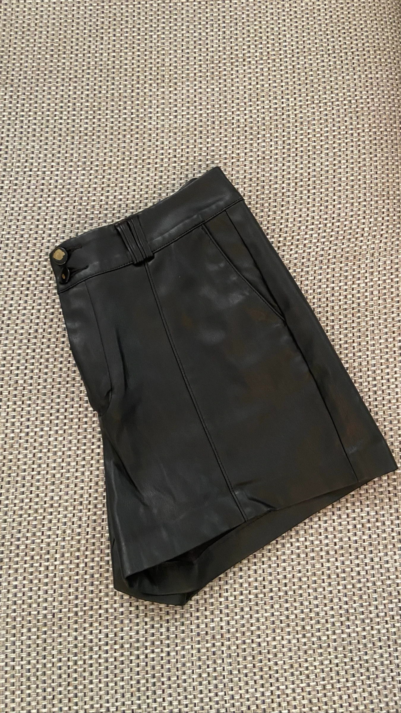 Short en similicuir noir taille 36